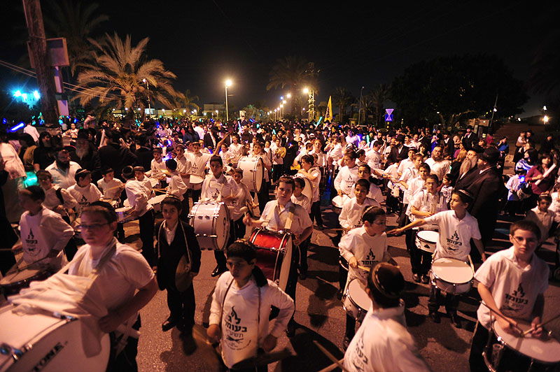 כפר-חב"ד: אלפי חוגגים ומדורת ענק