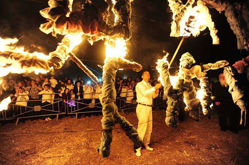 כפר-חב"ד: אלפי חוגגים ומדורת ענק