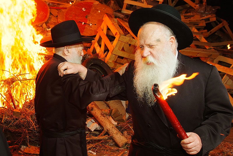 כפר-חב"ד: אלפי חוגגים ומדורת ענק