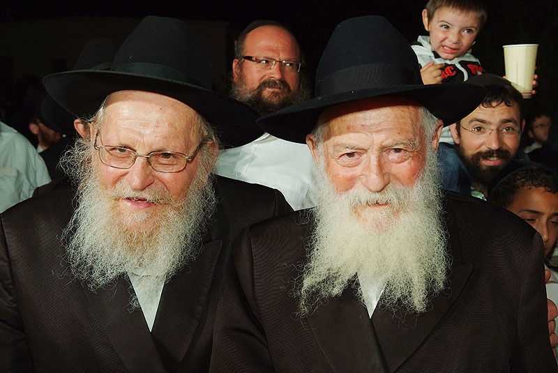 כפר-חב"ד: אלפי חוגגים ומדורת ענק