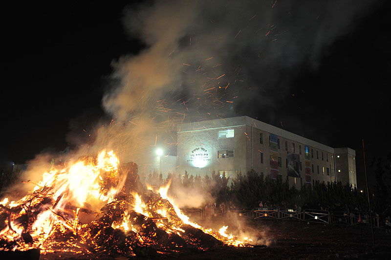 כפר-חב"ד: אלפי חוגגים ומדורת ענק