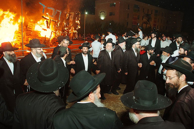 כפר-חב"ד: אלפי חוגגים ומדורת ענק
