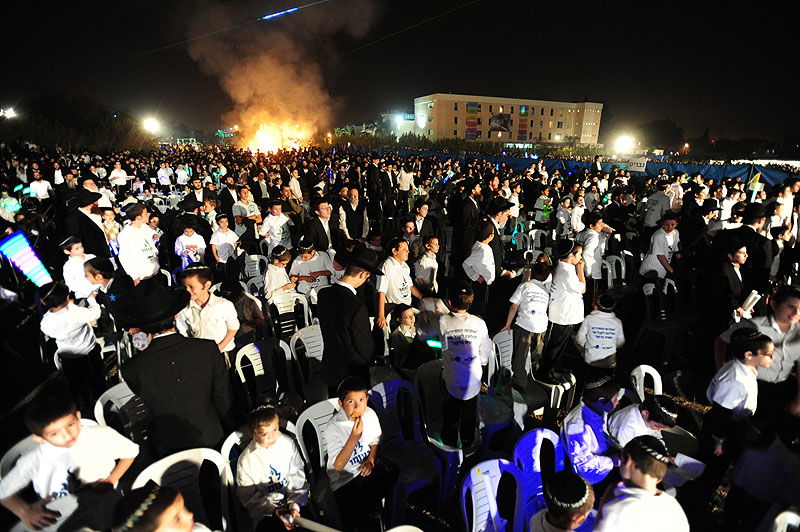 כפר-חב"ד: אלפי חוגגים ומדורת ענק
