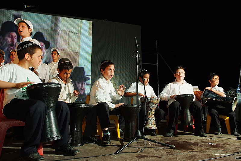 כפר-חב"ד: אלפי חוגגים ומדורת ענק