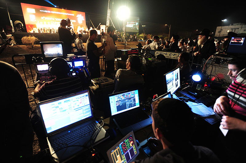 כפר-חב"ד: אלפי חוגגים ומדורת ענק