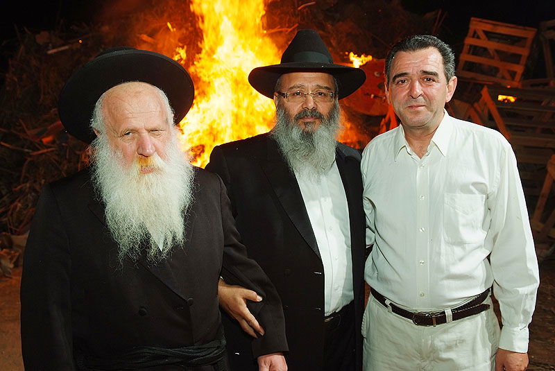 כפר-חב"ד: אלפי חוגגים ומדורת ענק