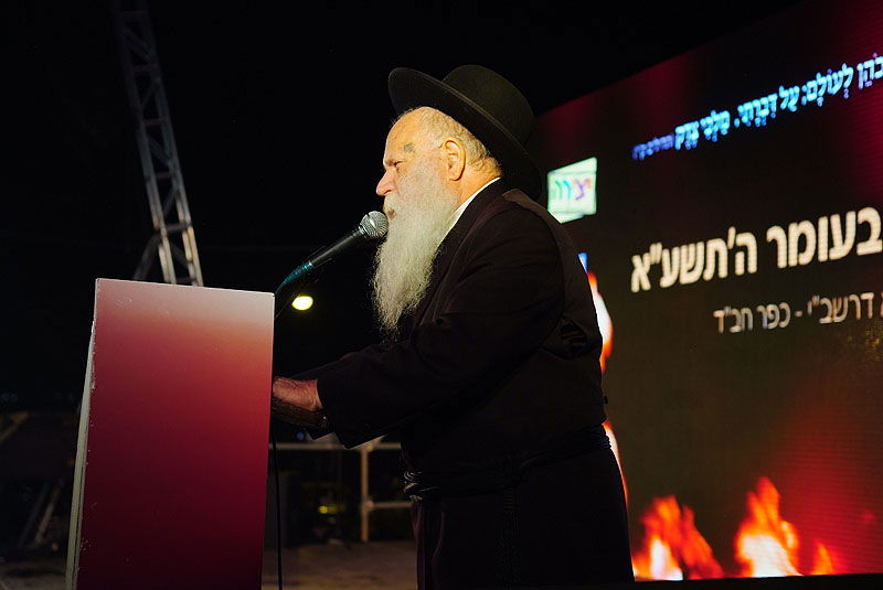כפר-חב"ד: אלפי חוגגים ומדורת ענק
