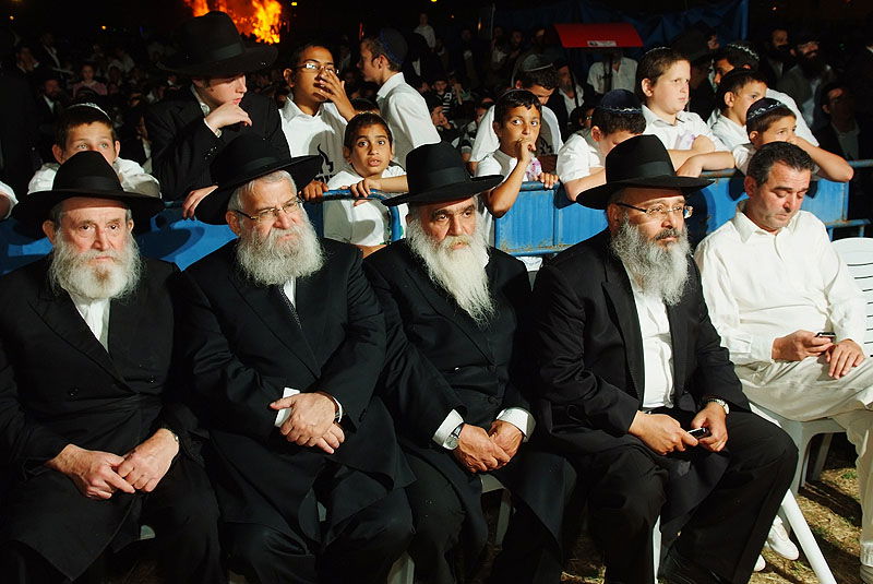 כפר-חב"ד: אלפי חוגגים ומדורת ענק