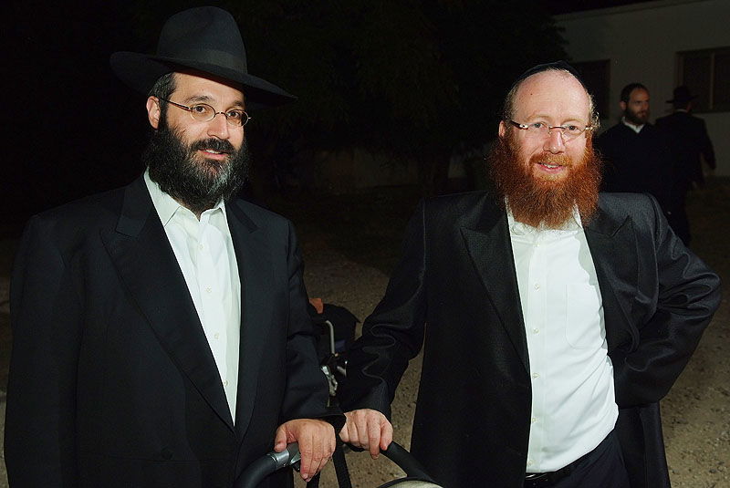 כפר-חב"ד: אלפי חוגגים ומדורת ענק