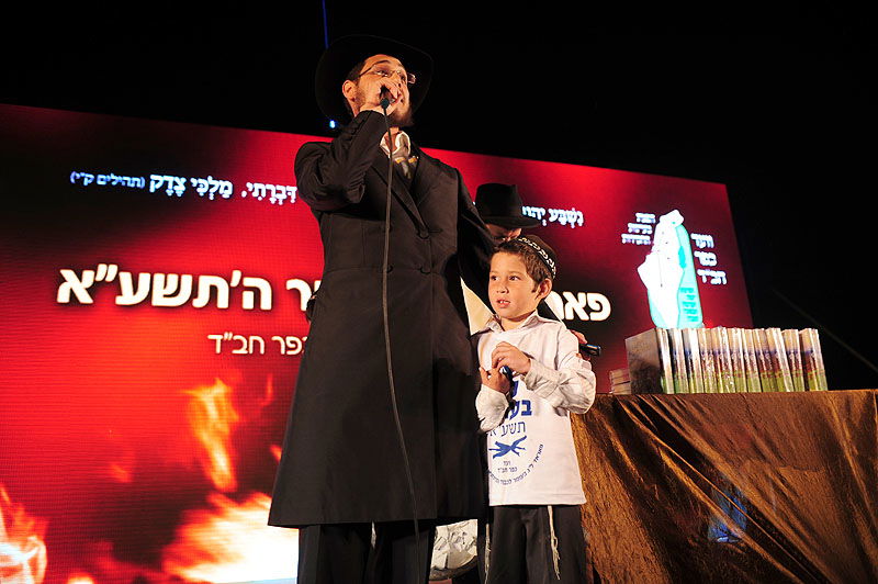 כפר-חב"ד: אלפי חוגגים ומדורת ענק