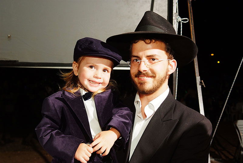 כפר-חב"ד: אלפי חוגגים ומדורת ענק