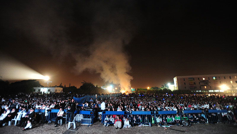 כפר-חב"ד: אלפי חוגגים ומדורת ענק