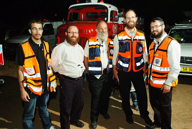 כפר-חב"ד: אלפי חוגגים ומדורת ענק