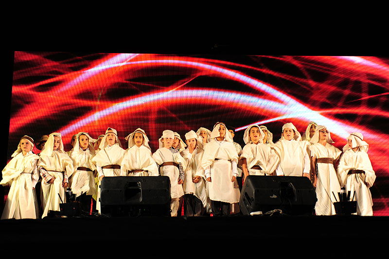 כפר-חב"ד: אלפי חוגגים ומדורת ענק