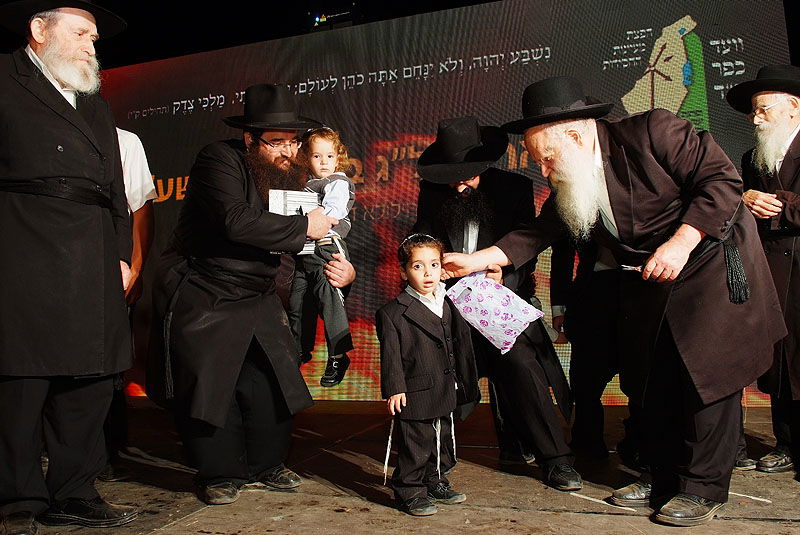 כפר-חב"ד: אלפי חוגגים ומדורת ענק