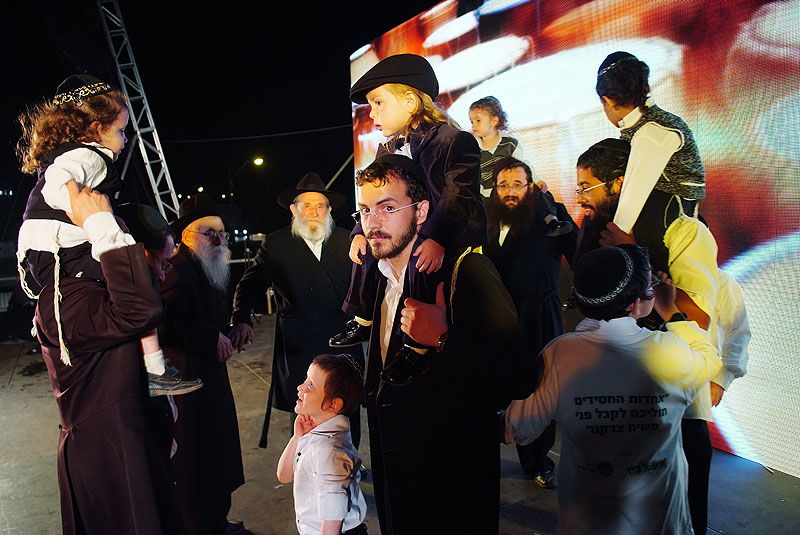 כפר-חב"ד: אלפי חוגגים ומדורת ענק
