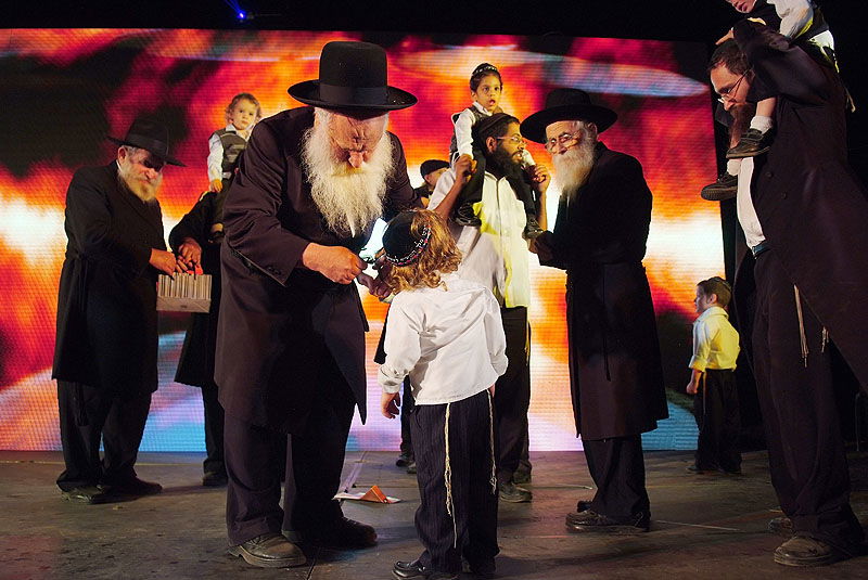 כפר-חב"ד: אלפי חוגגים ומדורת ענק