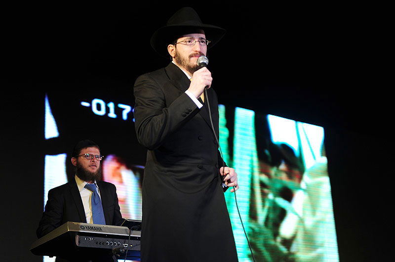 כפר-חב"ד: אלפי חוגגים ומדורת ענק