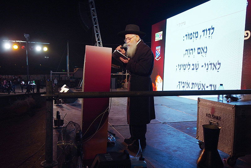 כפר-חב"ד: אלפי חוגגים ומדורת ענק