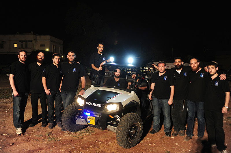 כפר-חב"ד: אלפי חוגגים ומדורת ענק