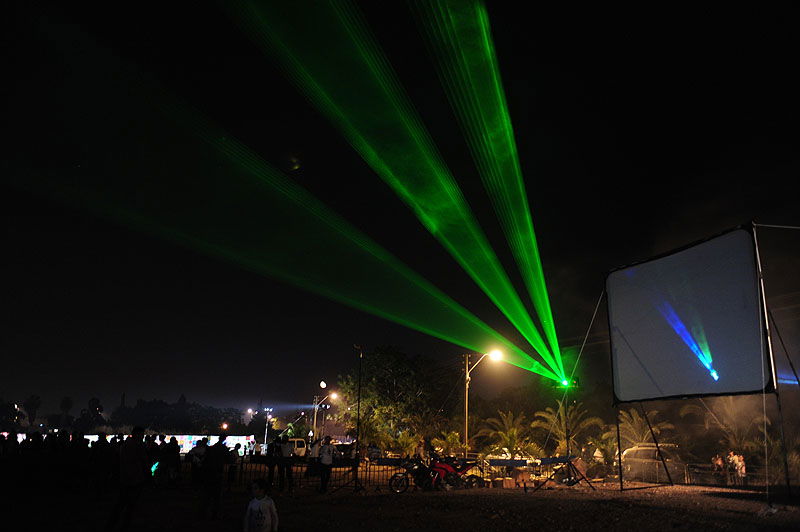 כפר-חב"ד: אלפי חוגגים ומדורת ענק