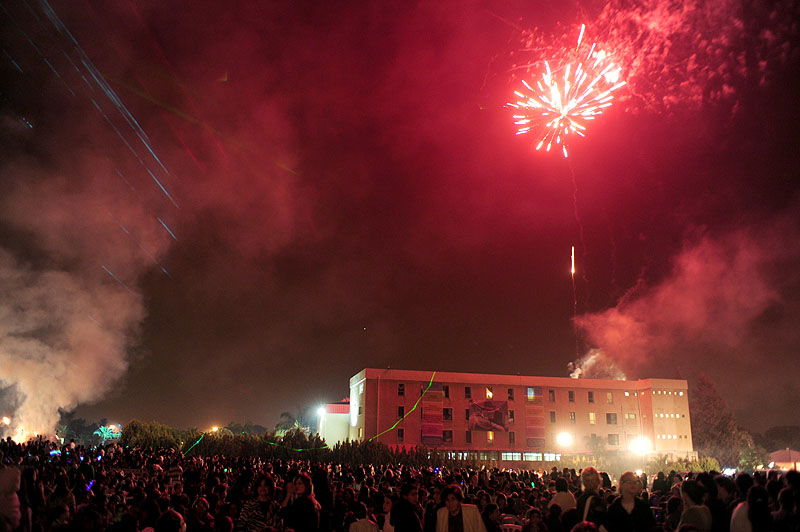 כפר-חב"ד: אלפי חוגגים ומדורת ענק