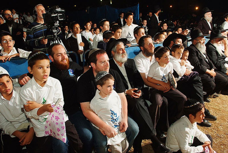 כפר-חב"ד: אלפי חוגגים ומדורת ענק