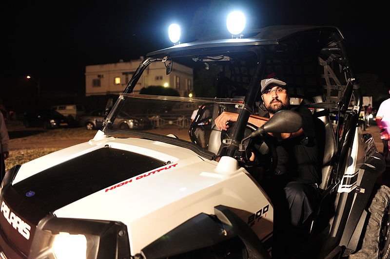 כפר-חב"ד: אלפי חוגגים ומדורת ענק