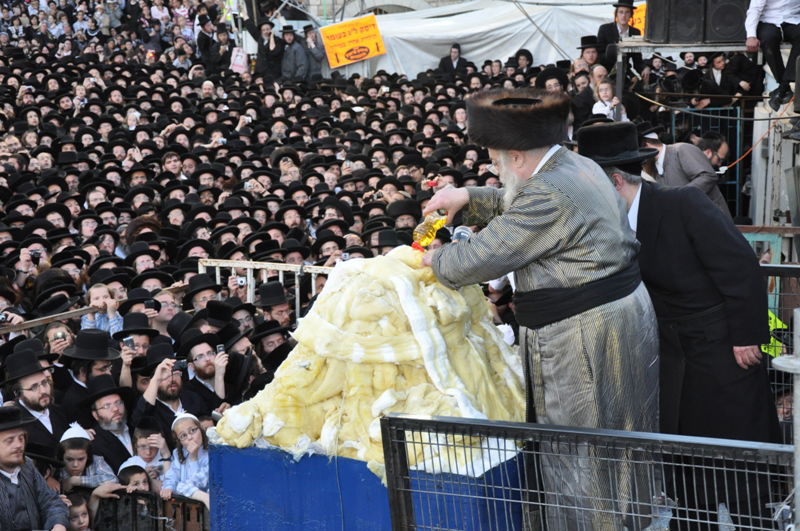 מעמד ההדלקה המסורתית של כ"ק האדמו"ר מתולדות אהרון