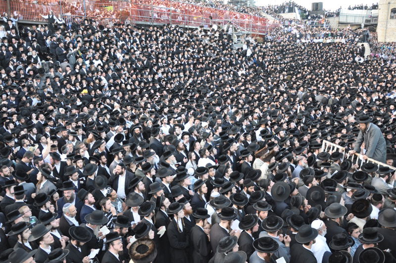 מעמד ההדלקה המסורתית של כ"ק האדמו"ר מתולדות אהרון