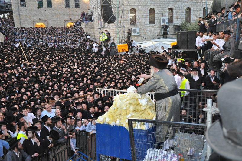 מעמד ההדלקה המסורתית של כ"ק האדמו"ר מתולדות אהרון