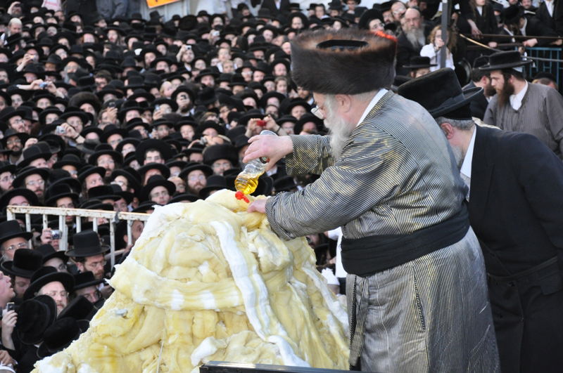 מעמד ההדלקה המסורתית של כ"ק האדמו"ר מתולדות אהרון