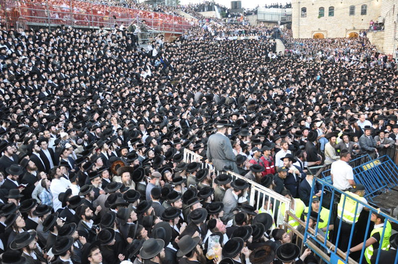 מעמד ההדלקה המסורתית של כ"ק האדמו"ר מתולדות אהרון