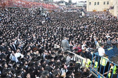 מעמד ההדלקה המסורתית של כ"ק האדמו"ר מתולדות אהרון