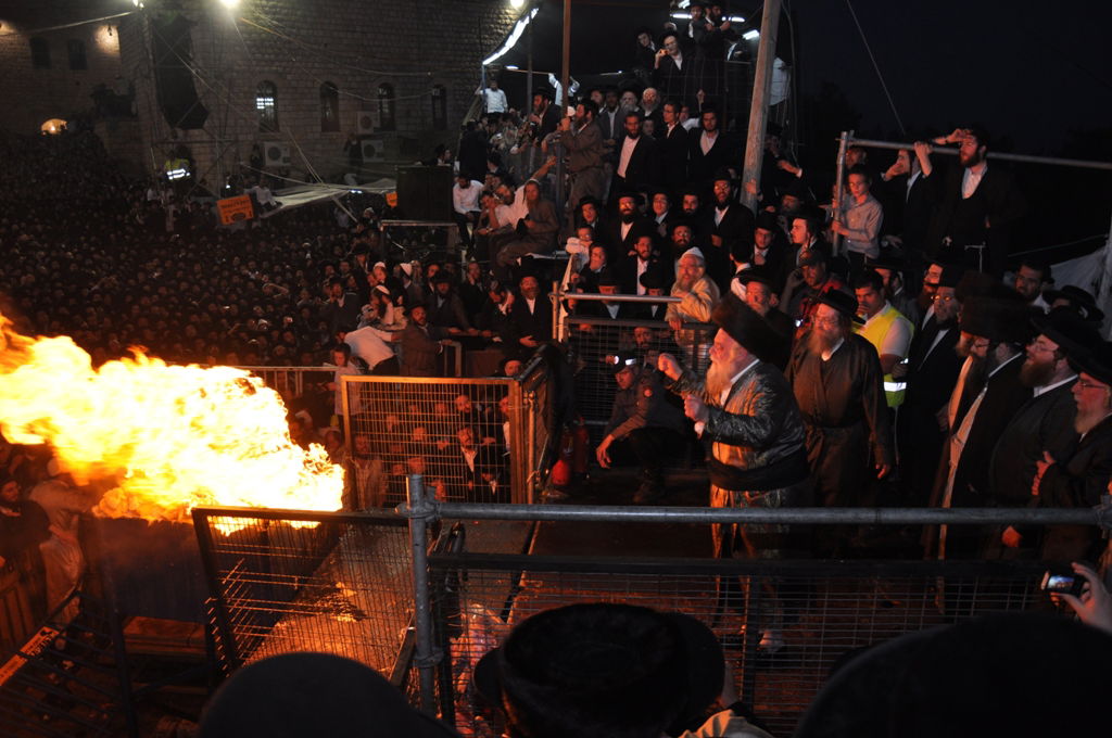 מעמד ההדלקה המסורתית של כ"ק האדמו"ר מתולדות אהרון