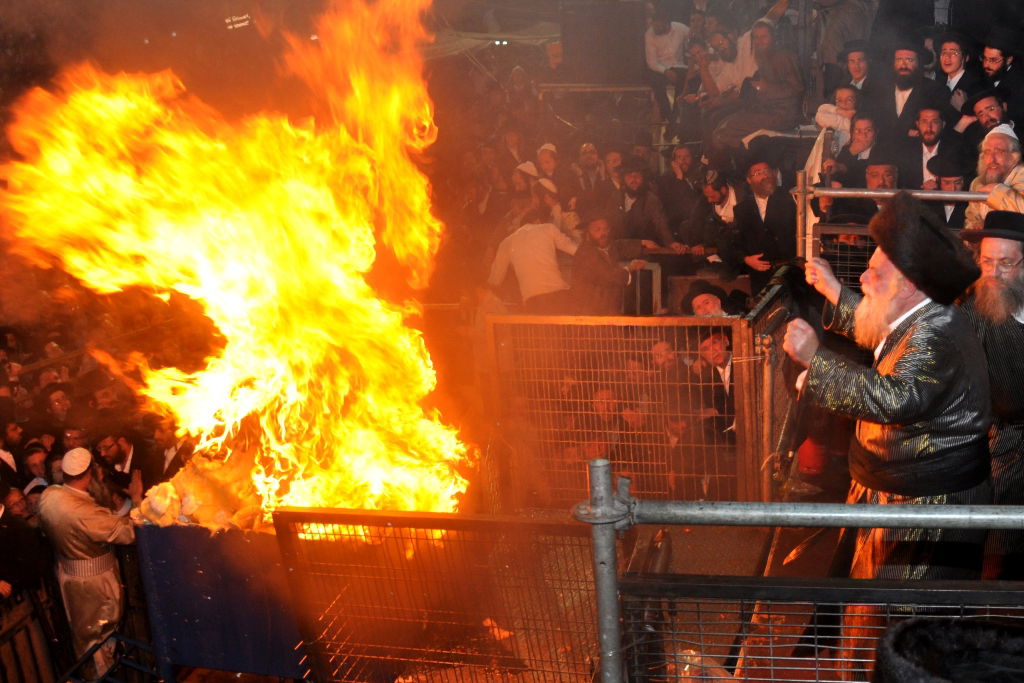 מעמד ההדלקה המסורתית של כ"ק האדמו"ר מתולדות אהרון