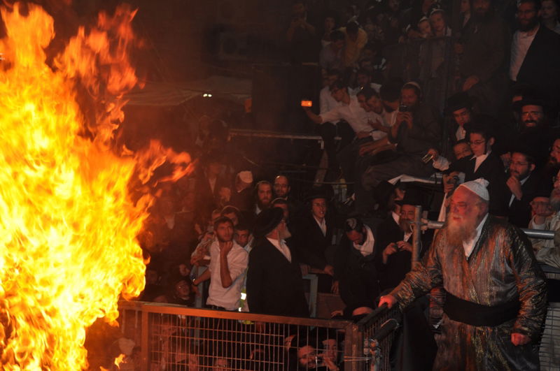 מעמד ההדלקה המסורתית של כ"ק האדמו"ר מתולדות אהרון