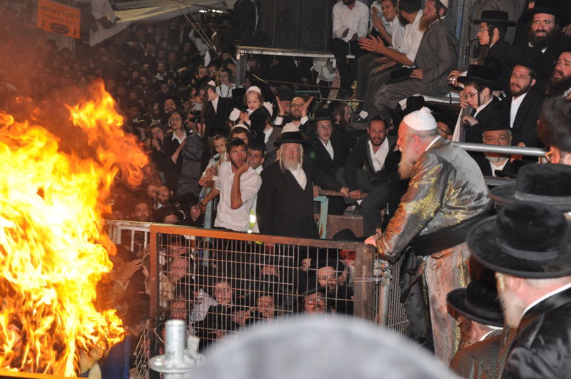 מעמד ההדלקה המסורתית של כ"ק האדמו"ר מתולדות אהרון