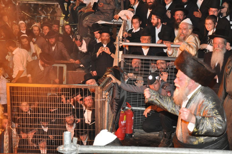 מעמד ההדלקה המסורתית של כ"ק האדמו"ר מתולדות אהרון