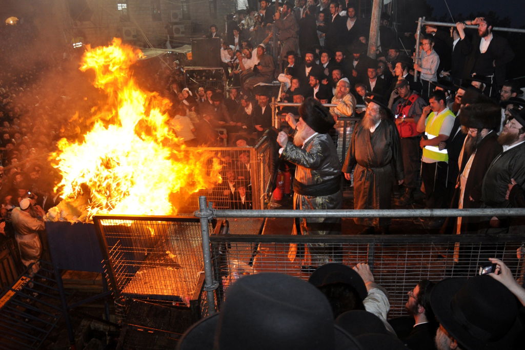 מעמד ההדלקה המסורתית של כ"ק האדמו"ר מתולדות אהרון