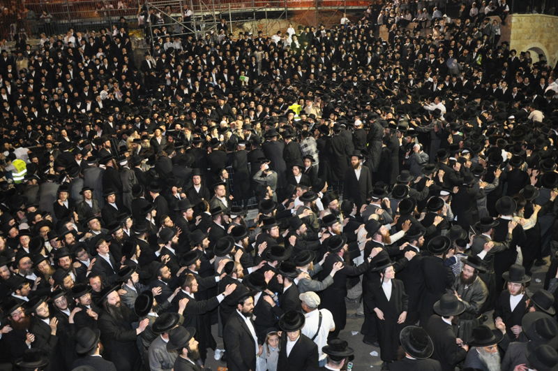 מעמד ההדלקה המסורתית של כ"ק האדמו"ר מתולדות אהרון