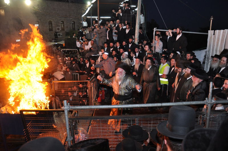 מעמד ההדלקה המסורתית של כ"ק האדמו"ר מתולדות אהרון