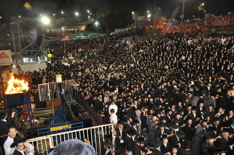 מעמד ההדלקה המסורתית של כ"ק האדמו"ר מתולדות אהרון