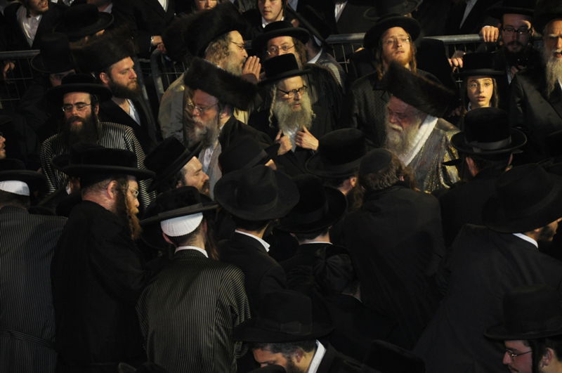 מעמד ההדלקה המסורתית של כ"ק האדמו"ר מתולדות אהרון