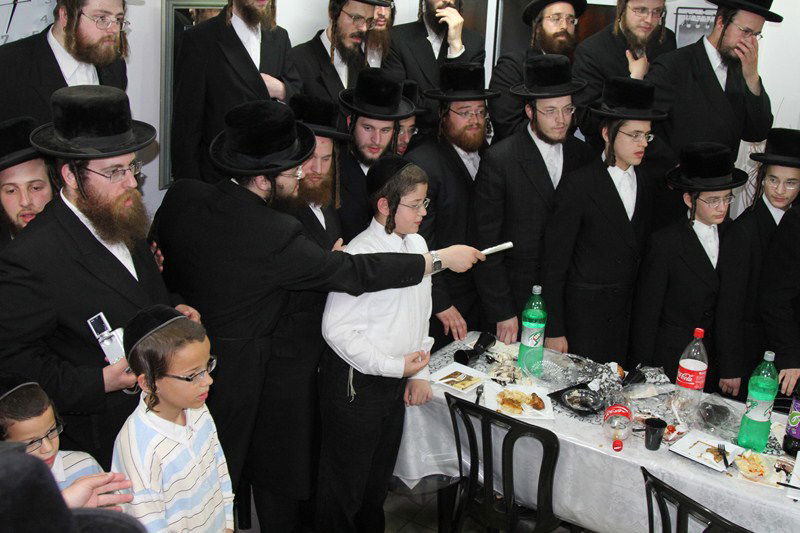 תיעוד: בן האדמו"ר הפתיע את הנגיד