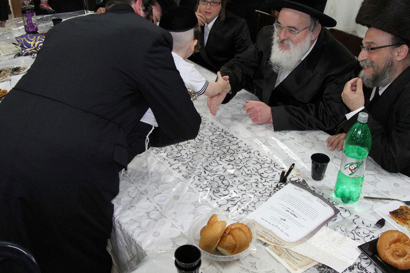 תיעוד: בן האדמו"ר הפתיע את הנגיד