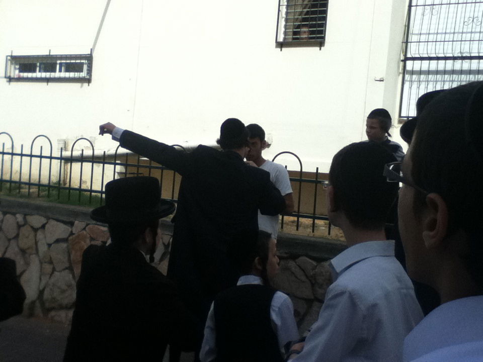 בכניסה למקווה: עימות אלים בין מאבטחים לבחורי ישיבה