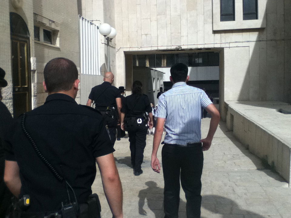 בכניסה למקווה: עימות אלים בין מאבטחים לבחורי ישיבה