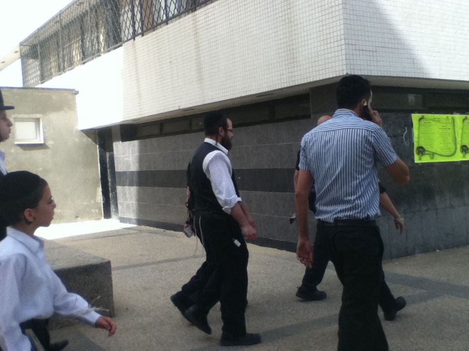 בכניסה למקווה: עימות אלים בין מאבטחים לבחורי ישיבה