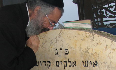 הרב שריקי משתטח על הציון